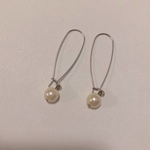 Pearl hanging earrings